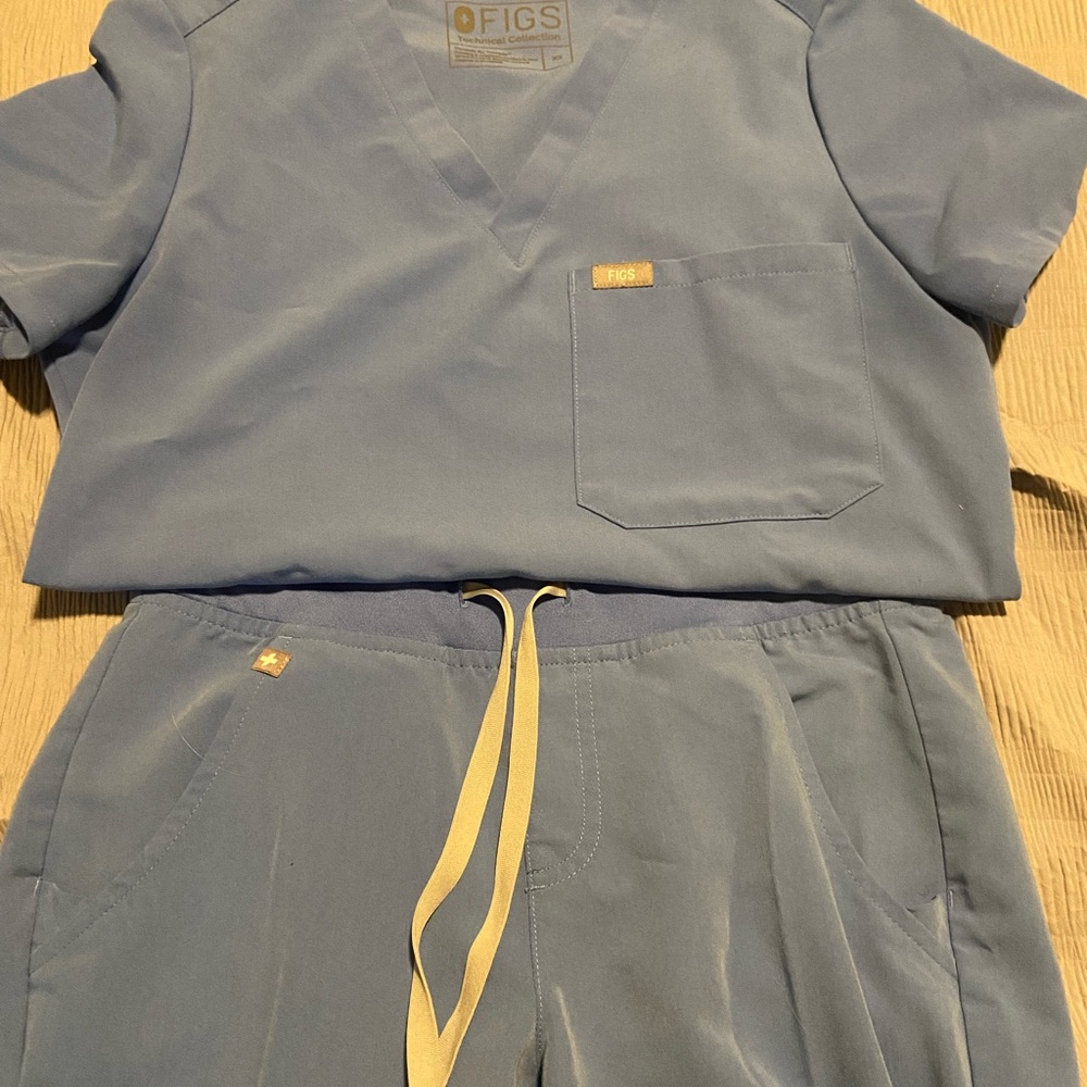 FIGS scrub set, baby blue top and bottom sizes XS, barely worn, great condition